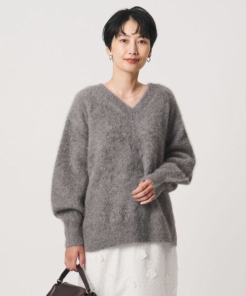 UNITED ARROWS(ユナイテッドアローズ)の「フォックスカシミヤ Vネック ニット(ニット/セーター・レディース・ダークブラウン/グレー/ブラック・FREE)」の2枚目の写真