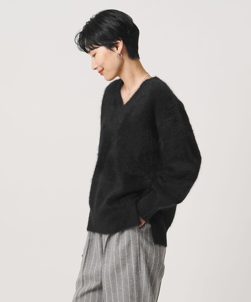 UNITED ARROWS(ユナイテッドアローズ)の「フォックスカシミヤ Vネック ニット(ニット/セーター・レディース・ダークブラウン/グレー/ブラック・FREE)」の21枚目の写真