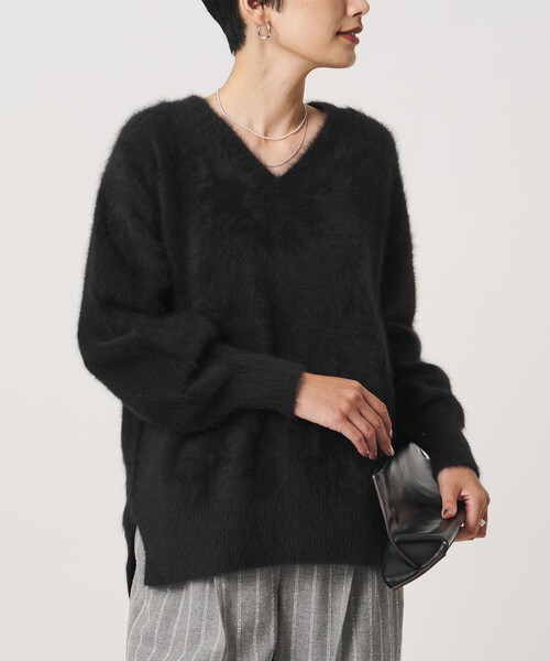 UNITED ARROWS(ユナイテッドアローズ)の「フォックスカシミヤ Vネック ニット(ニット/セーター・レディース・ダークブラウン/グレー/ブラック・FREE)」の22枚目の写真
