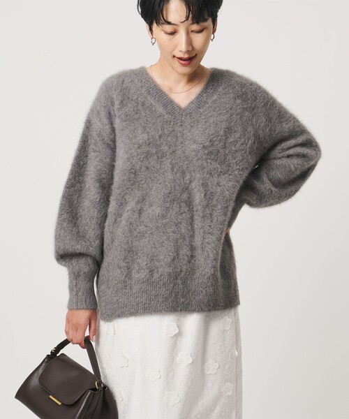 UNITED ARROWS(ユナイテッドアローズ)の「フォックスカシミヤ Vネック ニット(ニット/セーター・レディース・ダークブラウン/グレー/ブラック・FREE)」の4枚目の写真
