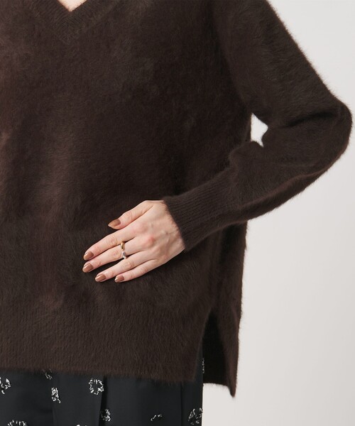 UNITED ARROWS(ユナイテッドアローズ)の「フォックスカシミヤ Vネック ニット(ニット/セーター・レディース・ダークブラウン/グレー/ブラック・FREE)」の10枚目の写真