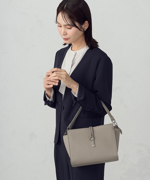 MONO COMME CA(モノコムサ)の「ロゴプレート ミニショルダー(ショルダーバッグ・レディース・グレー/ベージュ/ブラック・FREE)」の3枚目の写真