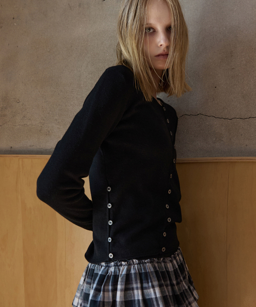 RENSE（レンセ）の「Diagonal Button Cardigan Black（カーディガン/ボレロ・レディース・その他・OS）」の2枚目の写真