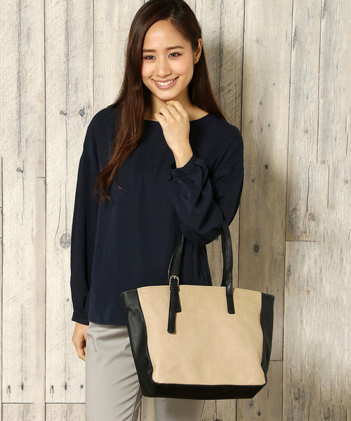 LBC（エルビーシー）の「ネオスムース合皮10ポケトートバッグ              （トートバッグ・レディース・オフホワイト/ブラック/ライトブラウン・ONE SIZE）」の14枚目の写真