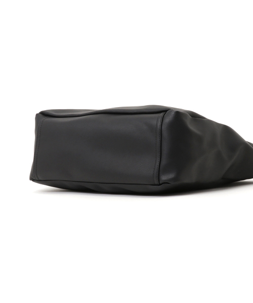 LBC（エルビーシー）の「ネオスムース合皮10ポケトートバッグ              （トートバッグ・レディース・オフホワイト/ブラック/ライトブラウン・ONE SIZE）」の5枚目の写真