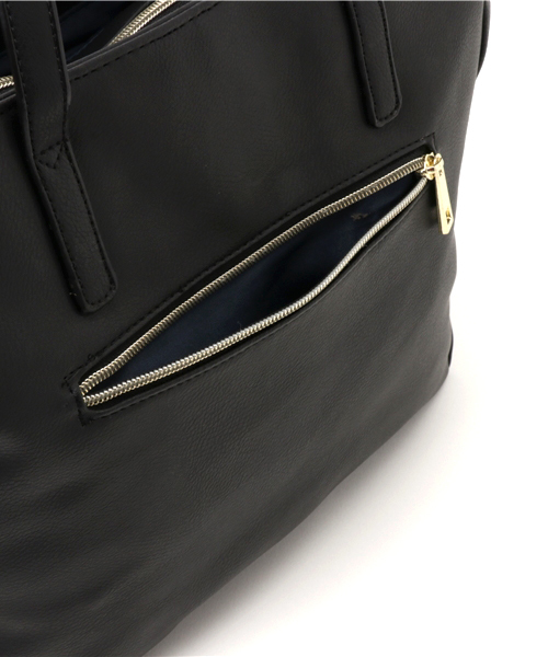 LBC（エルビーシー）の「ネオスムース合皮10ポケトートバッグ              （トートバッグ・レディース・オフホワイト/ブラック/ライトブラウン・ONE SIZE）」の7枚目の写真