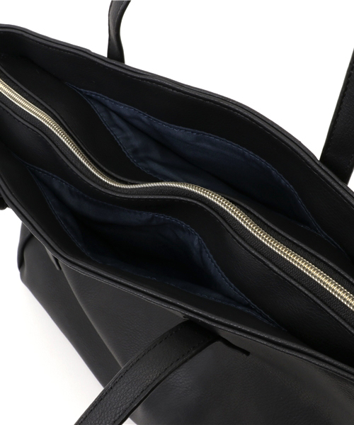 LBC（エルビーシー）の「ネオスムース合皮10ポケトートバッグ              （トートバッグ・レディース・オフホワイト/ブラック/ライトブラウン・ONE SIZE）」の8枚目の写真