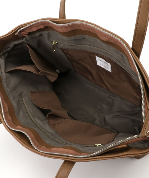 LBC（エルビーシー）の「ネオスムース合皮10ポケトートバッグ              （トートバッグ・レディース・オフホワイト/ブラック/ライトブラウン・ONE SIZE）」の11枚目の写真