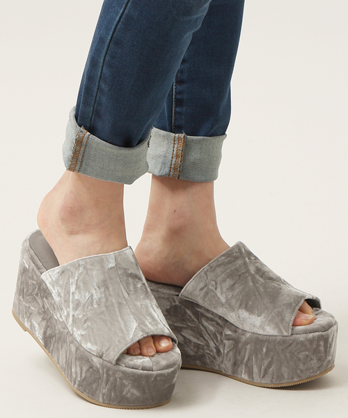 WEGO(ウィゴー)の「WEGO/厚底クラッシュベロアサンダル(サンダル・レディース・ベージュ/パープル/グレー・LARGE/MEDIUM)」の2枚目の写真
