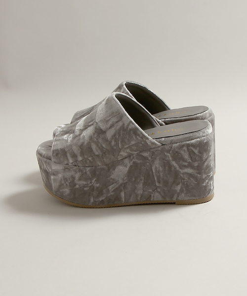 WEGO(ウィゴー)の「WEGO/厚底クラッシュベロアサンダル(サンダル・レディース・ベージュ/パープル/グレー・LARGE/MEDIUM)」の5枚目の写真