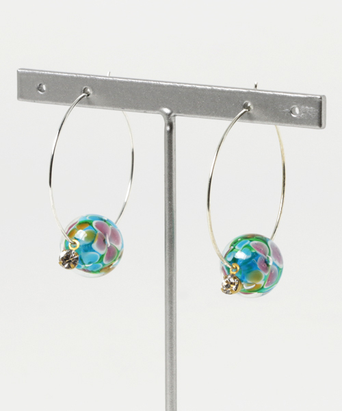 チャイハネ（チャイハネ）の「【チャイハネ】とんぼ玉フープピアス（ピアス（両耳用）・レディース・レッド/ホワイト/ターコイズブルー・FREE）」の2枚目の写真