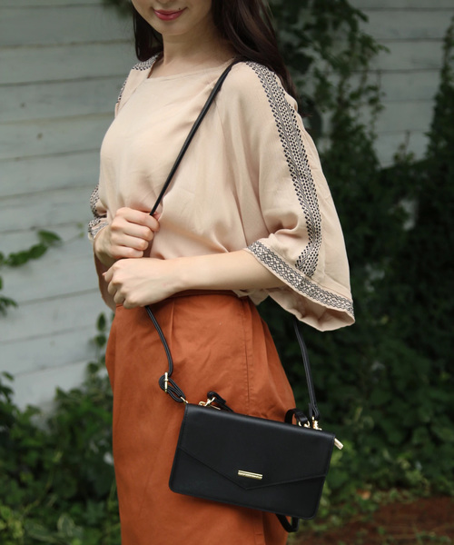 earth music&ecology（アースミュージックアンドエコロジー）の「ウォレットショルダーバッグ（ショルダーバッグ・レディース・ブラック/レッド/キャメル/グリーン・FREE）」の2枚目の写真