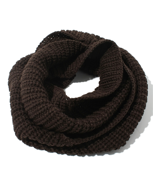 BEAMS(ビームス)の「BEAMS / AZE編みスヌード(マフラー・メンズ・ブラック/ブラウン/ネイビー・ONE SIZE)」の2枚目の写真