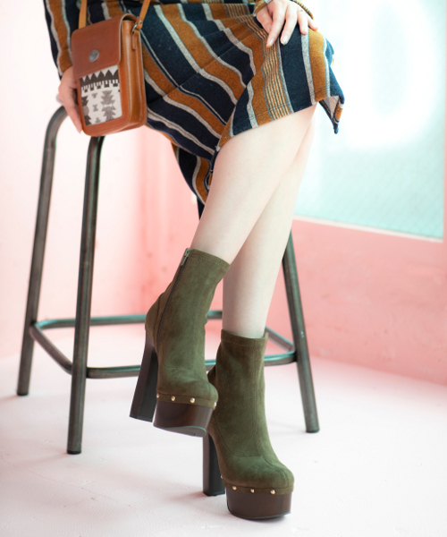 R E アールアンドイー の R E スタッズ付ウッド調太ヒールショートブーツ ブーツ Wear