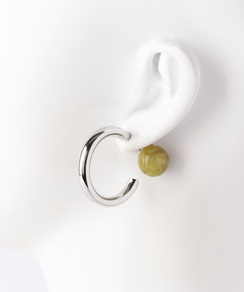 SMELLY(スメリー)の「マーブルボールキャッチメタルフープピアス(ピアス(両耳用)・レディース・シルバー系その他/ゴールド系その他・-)」の6枚目の写真