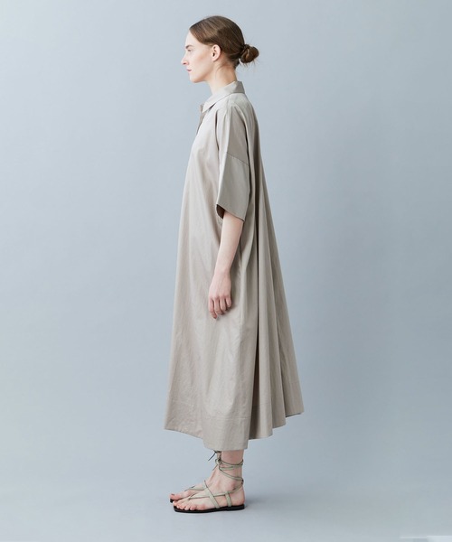 1er Arrondissement（プルミエアロンディスモン）の「綿サテンフレアーワンピース（シャツワンピース・レディース・グレイッシュベージュ/ベージュ/オフホワイト・38/36）」の4枚目の写真
