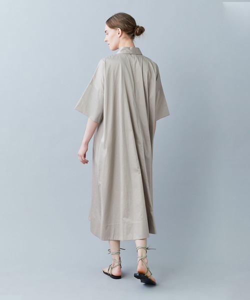 1er Arrondissement（プルミエアロンディスモン）の「綿サテンフレアーワンピース（シャツワンピース・レディース・グレイッシュベージュ/ベージュ/オフホワイト・38/36）」の5枚目の写真