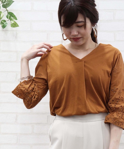 BELLUNA(ベルーナ)の「袖刺しゅうデザインプルオーバー(Tシャツ/カットソー・レディース・ネイビー/オフホワイト/ターコイズブルー/テラコッタ/パープル系その他・MEDIUM/LARGE/X-LARGE)」の2枚目の写真