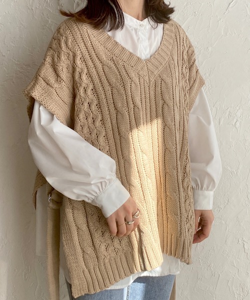 She's Closet(シーズクローゼット)の「サイドベルト付きケーブル編みニットベスト(ベスト・レディース・ベージュ/カーキ/オレンジ/アイボリー・FREE)」の3枚目の写真