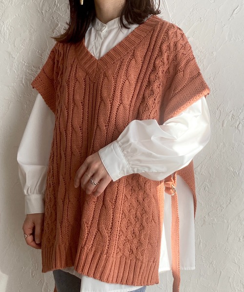 She's Closet(シーズクローゼット)の「サイドベルト付きケーブル編みニットベスト(ベスト・レディース・ベージュ/カーキ/オレンジ/アイボリー・FREE)」の4枚目の写真