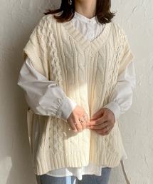 サイドベルト付きケーブル編みニットベスト
