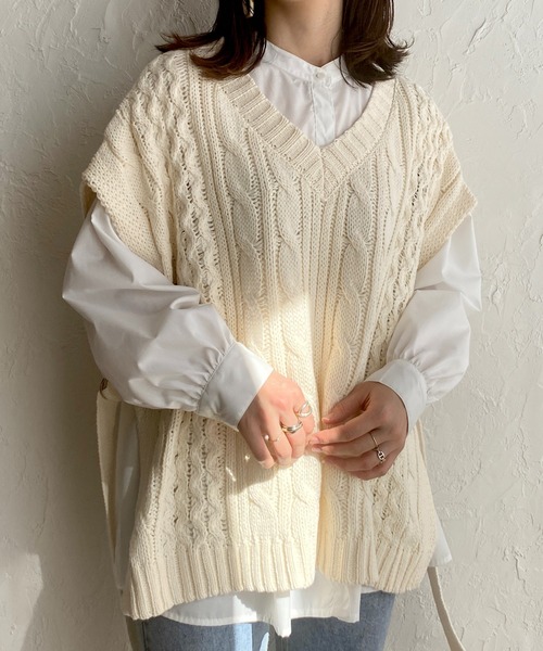 She's Closet(シーズクローゼット)の「サイドベルト付きケーブル編みニットベスト(ベスト・レディース・ベージュ/カーキ/オレンジ/アイボリー・FREE)」の1枚目の写真