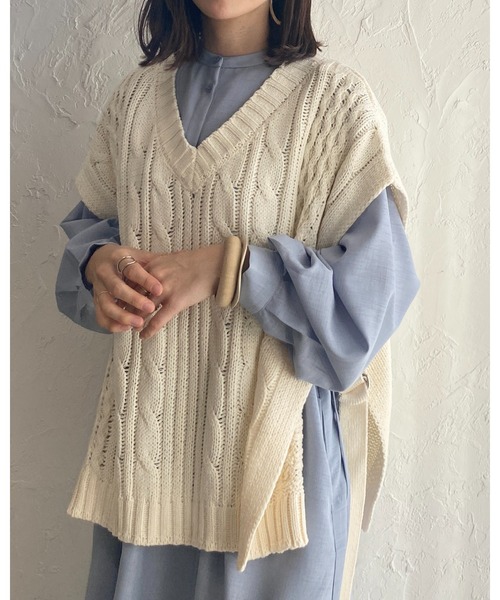 She's Closet(シーズクローゼット)の「サイドベルト付きケーブル編みニットベスト(ベスト・レディース・ベージュ/カーキ/オレンジ/アイボリー・FREE)」の5枚目の写真