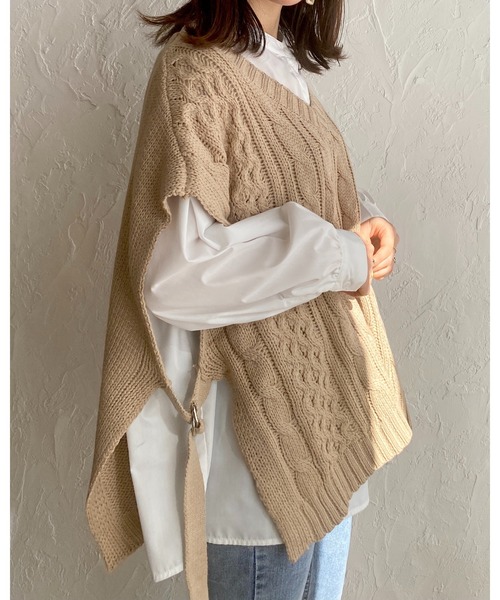 She's Closet(シーズクローゼット)の「サイドベルト付きケーブル編みニットベスト(ベスト・レディース・ベージュ/カーキ/オレンジ/アイボリー・FREE)」の8枚目の写真