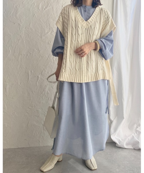 She's Closet(シーズクローゼット)の「サイドベルト付きケーブル編みニットベスト(ベスト・レディース・ベージュ/カーキ/オレンジ/アイボリー・FREE)」の9枚目の写真