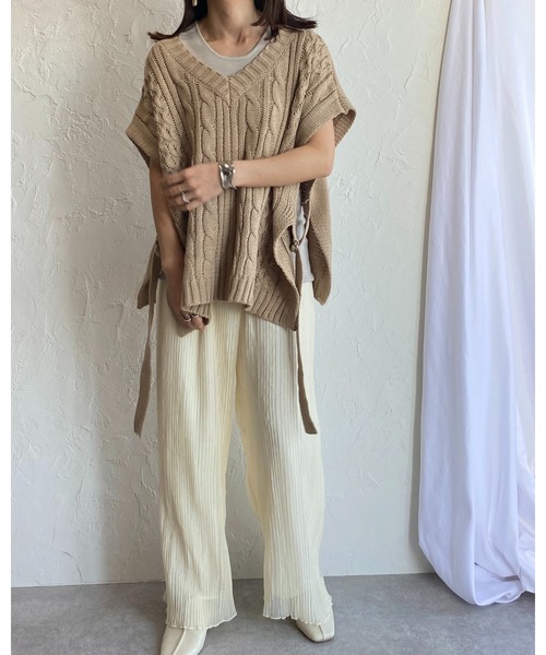 She's Closet(シーズクローゼット)の「サイドベルト付きケーブル編みニットベスト(ベスト・レディース・ベージュ/カーキ/オレンジ/アイボリー・FREE)」の14枚目の写真