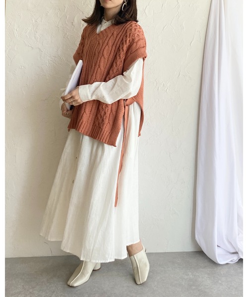She's Closet(シーズクローゼット)の「サイドベルト付きケーブル編みニットベスト(ベスト・レディース・ベージュ/カーキ/オレンジ/アイボリー・FREE)」の17枚目の写真