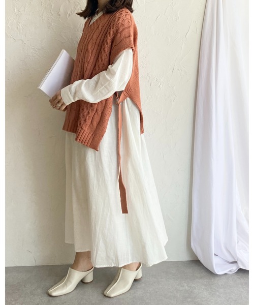 She's Closet(シーズクローゼット)の「サイドベルト付きケーブル編みニットベスト(ベスト・レディース・ベージュ/カーキ/オレンジ/アイボリー・FREE)」の18枚目の写真