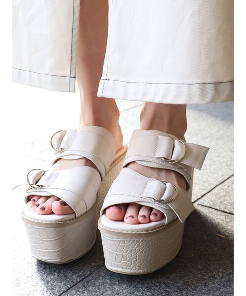 MURUA（ムルーア）の「ダブルベルテッドサンダル（サンダル・レディース・アイボリー/ブラック・35/36/37）」の2枚目の写真