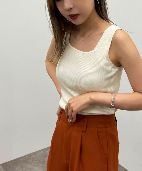 apres jour mignon（アプレジュールミニョン）の「スクエアネックニットタンク【ZOZOTOWN限定アイテム】（タンクトップ・レディース・ブラック/アイボリー/グリーン系その他/オレンジ系その他/ライトベージュ・フリー/X-LARGE）」の2枚目の写真