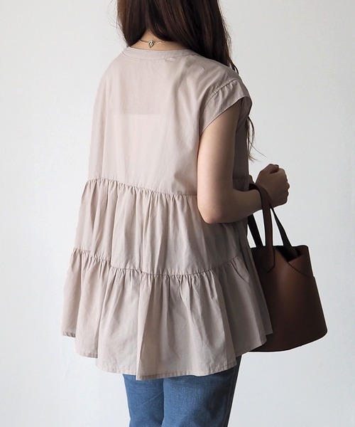 Riberry(リベリー)の「フレンチティアードブラウス(シャツ/ブラウス・レディース・オフホワイト/ブラック/ベージュ・MEDIUM)」の12枚目の写真