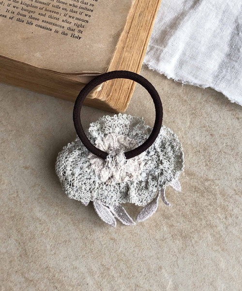 m.soeur（エムスール）の「アイスグレーのヘアゴム＊（ヘアゴム・レディース・グレー・FREE）」の2枚目の写真