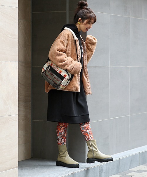 チチカカ(チチカカ)の「【ユニセックス】シェルバフリースジャケット(ノーカラージャケット・メンズ・ベージュ/ブラック・MEDIUM/LARGE)」の3枚目の写真