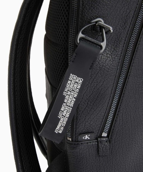 Calvin Klein Jeans（カルヴァンクラインジーンズ）の「CKJ TAGGED スリム バックパック（バックパック/リュック・メンズ・ブラック・FREE）」の2枚目の写真