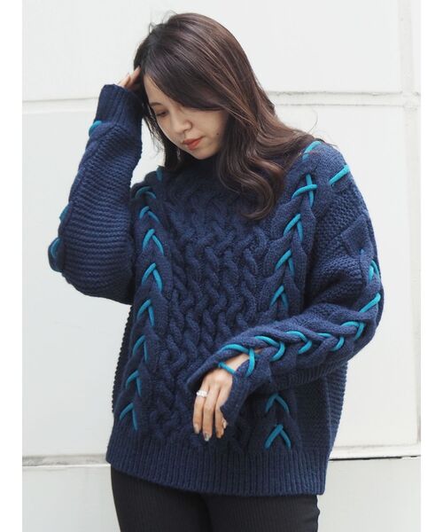 EVRIS（エヴリス）の「レースアップケーブルニット（ニット/セーター・レディース・ブラック/ネイビー・FREE）」の2枚目の写真
