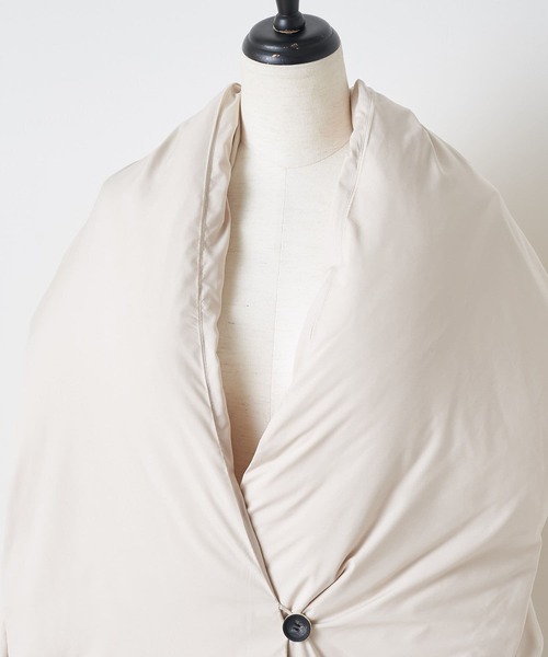 BEARDSLEY（ビアズリー）の「腰回りまで包まれる安心感ダウンベスト（ダウンベスト・レディース・アイボリー/ブラック・FREE）」の4枚目の写真