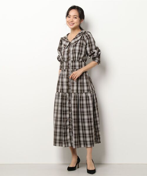 Allamanda(アラマンダ)の「Backリボン襟付ティアードワンピース(ワンピース・レディース・グレー系8/ブラウン系その他2・M)」の2枚目の写真