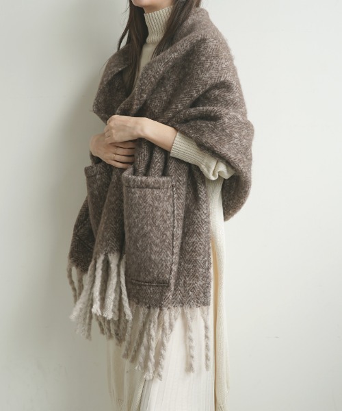 Futier land(フューティアランド)の「ポケット付きツイード風フェイクウールマフラー(マフラー・レディース・ブラック/ブラウン・FREE)」の4枚目の写真