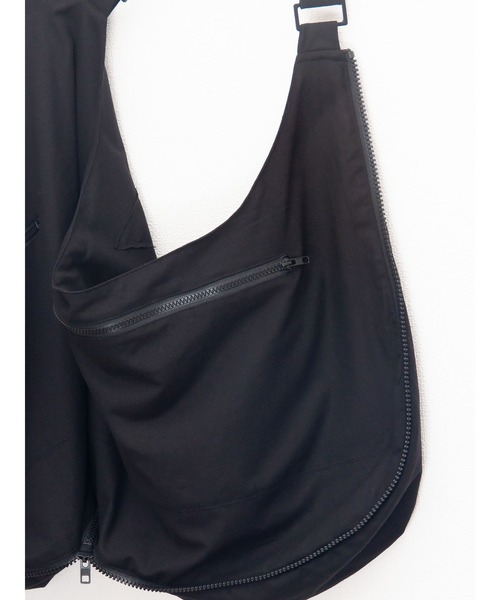 me+em select(ミームセレクト)の「【2way】ロゴ入りベストバック(ショルダーバッグ・メンズ・ブラック・FREE)」の8枚目の写真