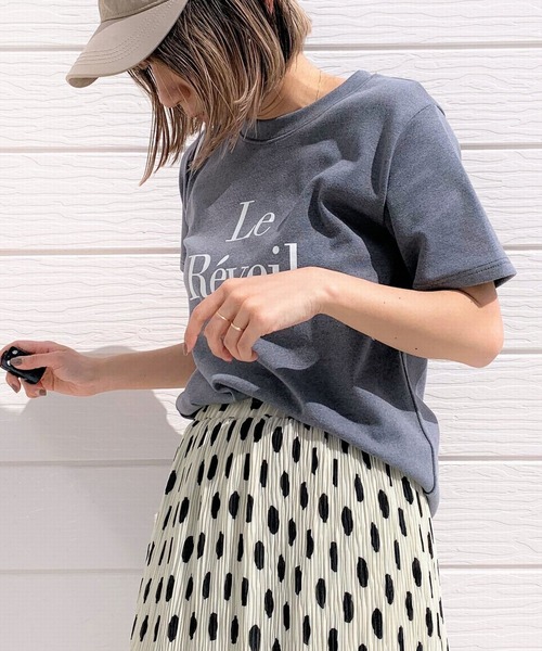 Q(キュー)の「ロゴ半袖T(Tシャツ/カットソー・レディース・アイボリー/ダークグレー・MEDIUM)」の1枚目の写真