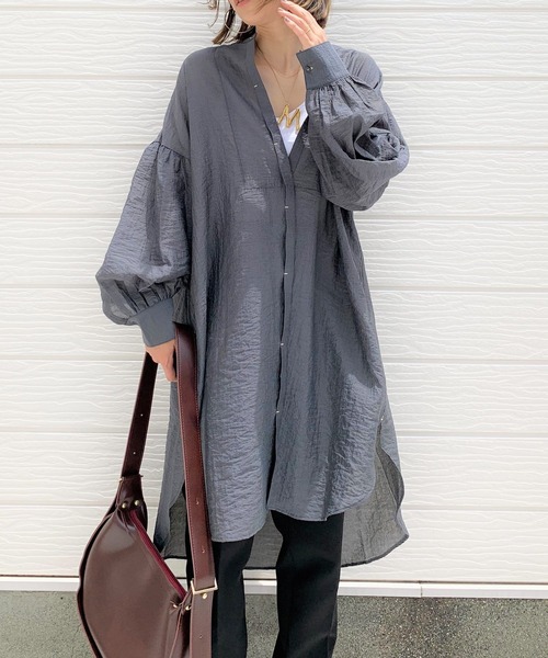 Q（キュー）の「Backギャザーシャツ（シャツ/ブラウス・レディース・チャコールグレー/アイボリー・MEDIUM）」の2枚目の写真