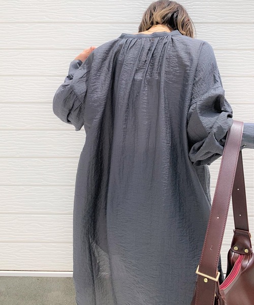 Q（キュー）の「Backギャザーシャツ（シャツ/ブラウス・レディース・チャコールグレー/アイボリー・MEDIUM）」の7枚目の写真