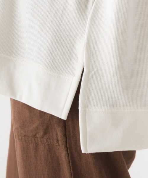 OMNES（オムネス）の「ベアワッフル裾スリットプルオーバー（その他トップス・レディース・ホワイト/ベージュ/ネイビー/イエロー/ラベンダー/グレイッシュベージュ/チャコール・FREE）」の11枚目の写真