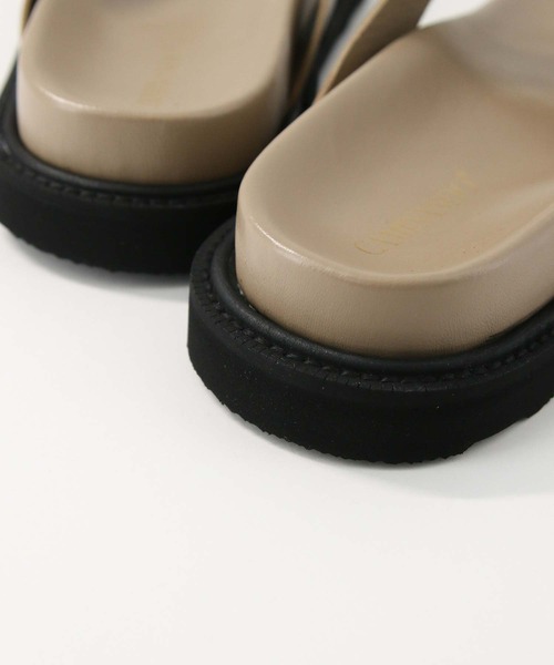 CAMINANDO（カミナンド）の「レザートングサンダル（サンダル・レディース・ブラック/ベージュ・23.5/24/23）」の12枚目の写真