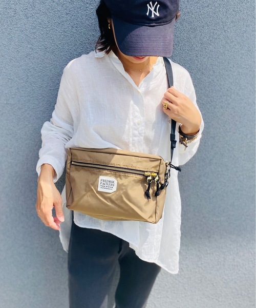 FREDRIK PACKERS(フレドリックパッカーズ)の「FREDRIK PACKERS / フレドリックパッカーズ / 420D SNUG SHOULDER(M)(ショルダーバッグ・レディース・ブラック/オリーブ/ネイビー/タン/ホワイト/シルバー/カーキ/チャコールグレー・ONESIZE)」の4枚目の写真