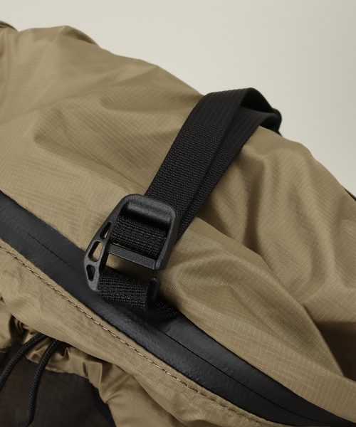 TERG（ターグ）の「【TERG / ターグ】ライトロールトップバックパック コヨーテ（バックパック/リュック・メンズ・キャメル・FREE）」の8枚目の写真